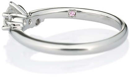 シークレットストーンを留めた婚約指輪